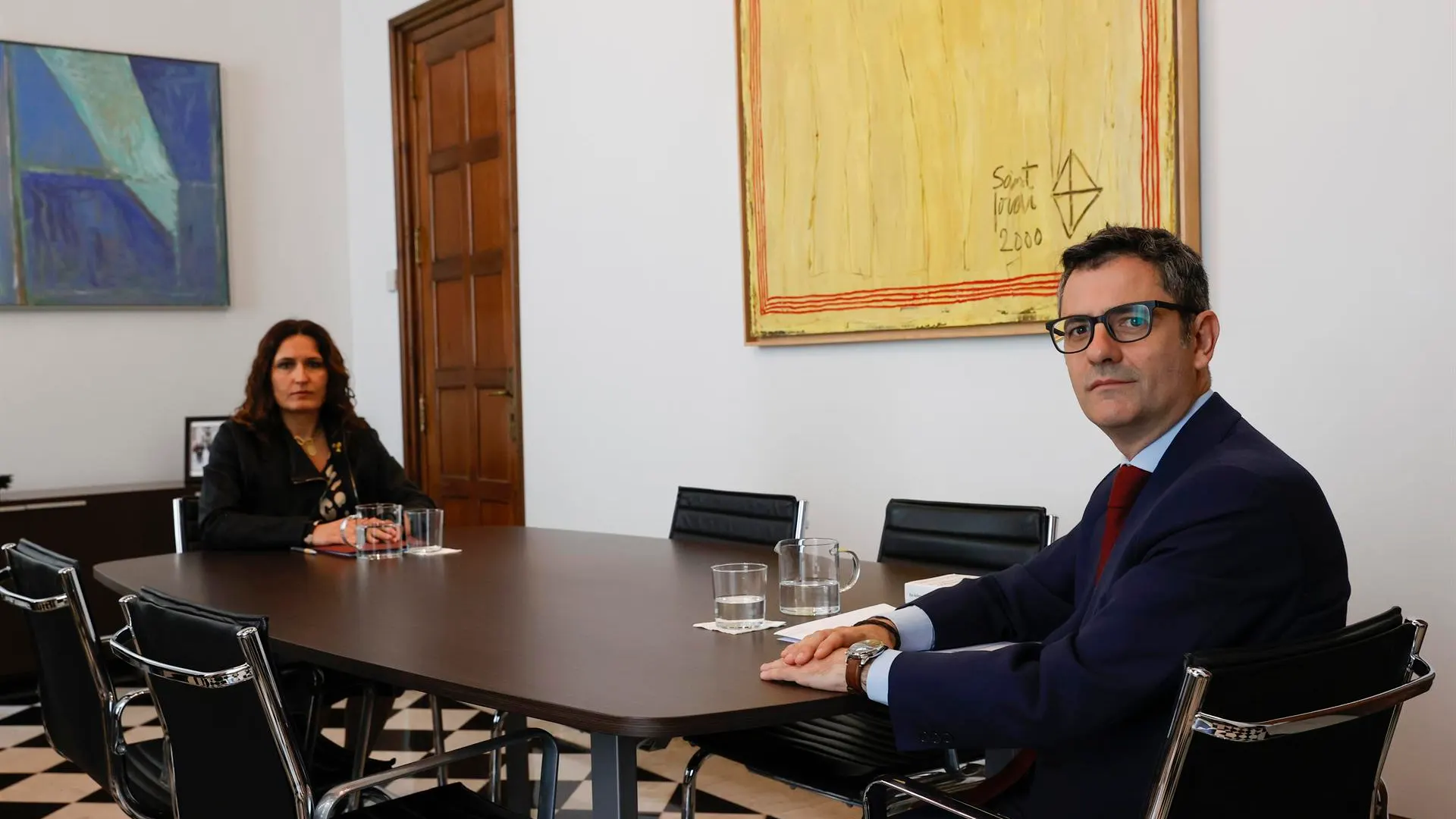 El ministro de la Presidencia, Félix Bolaños, y la consellera de la Presidencia, Laura Vilagrà, posan en el ámbito de su reunión este domingo en Barcelona.