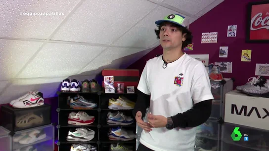 Joven que se dedica a la reventa de zapatillas Joven que se dedica a la reventa de zapatillas