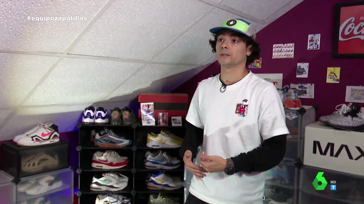 Joven que se dedica a la reventa de zapatillas Joven que se dedica a la reventa de zapatillas