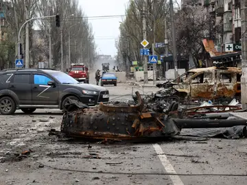 Un tanque y un vehículo calcinados en la ciudad ucraniana de Mariúpol