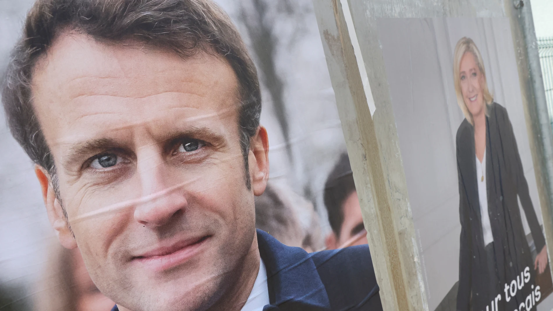 Carteles de Emmanuel Macron y Marine Le Pen por las elecciones de Francia