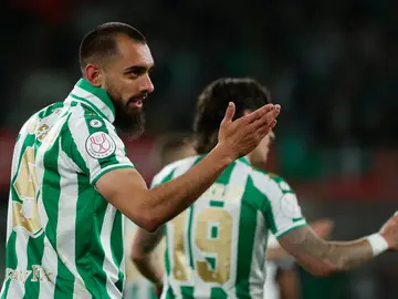 Borja Iglesias celebra un gol del Betis