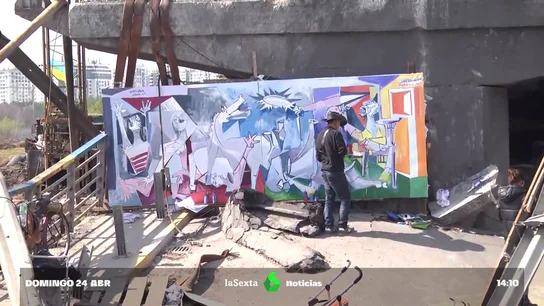Un hombre pinta un mural del 'Guernica' de Picasso en Irpín, Ucrania Un hombre pinta un mural del 'Guernica' de Picasso en Irpín, Ucrania