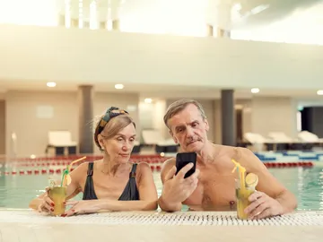 Personas mayores en un balneario Personas mayores en un balneario