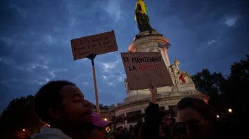Manifestantes en la Plaza de la República el 24 de abril de 2022 en París, Francia.