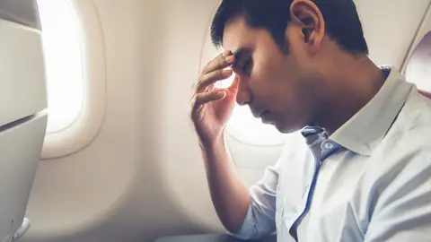 Hombre viajando en avión Hombre viajando en avión