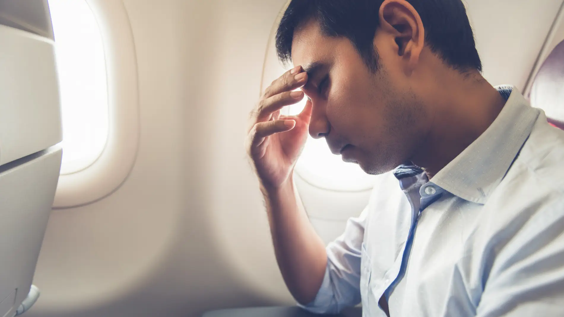 Hombre viajando en avión