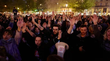 Manifestantes en la Plaza de la República el 24 de abril de 2022 en París, Francia.