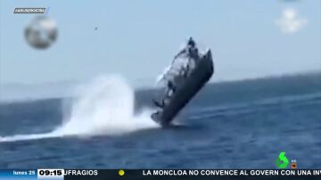 ballena empuja barco