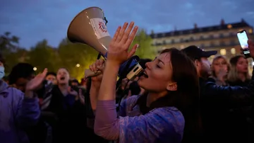 Manifestantes en la Plaza de la República el 24 de abril de 2022 en París, Francia.