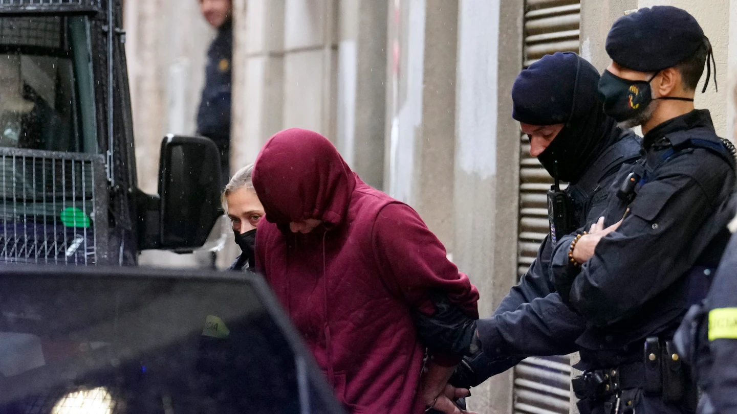 Los Mossos d'Esquadra custodian al presunto autor de la brutal agresión sexual que sufrió en Igualada (Barcelona) una menor de 16 años el pasado 1 de noviembre. Los Mossos d'Esquadra custodian al presunto autor de la brutal agresión sexual que sufrió en Igualada (Barcelona) una menor de 16 años el pasado 1 de noviembre.
