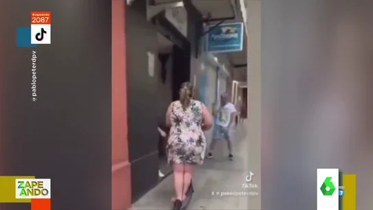 El vídeo viral de una señora circulando con un patinete que recuerda a la temporada del Barcelona: "El desenlace es poesía pura" El vídeo viral de una señora circulando con un patinete que recuerda a la temporada del Barcelona: "El desenlace es poesía pura"