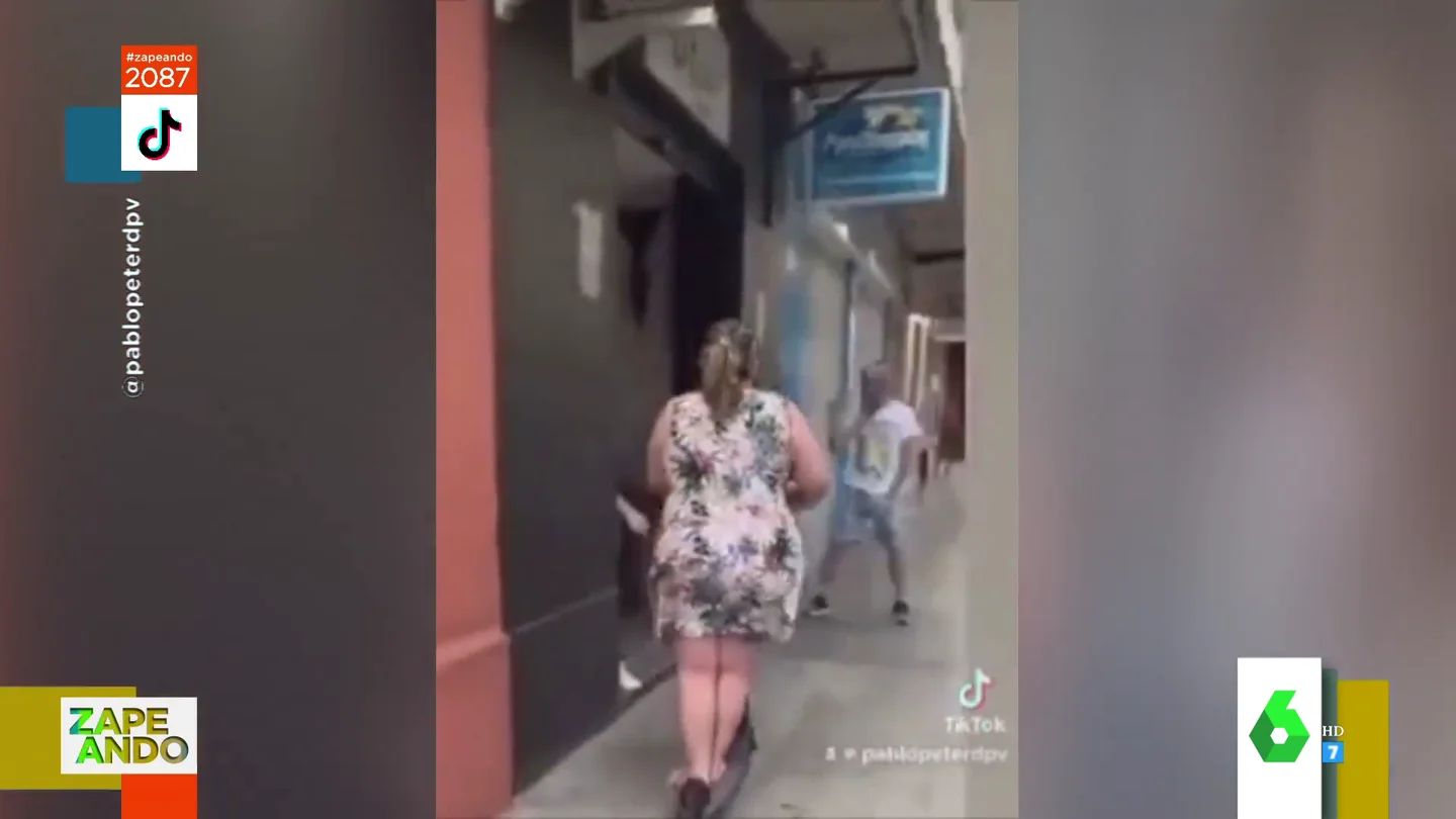 El vídeo viral de una señora circulando con un patinete que recuerda a la temporada del Barcelona: "El desenlace es poesía pura" El vídeo viral de una señora circulando con un patinete que recuerda a la temporada del Barcelona: "El desenlace es poesía pura"