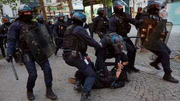 La policía arresta a un hombre durante una protesta en la Plaza de la República el 24 de abril de 2022 en París, Francia. 