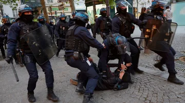 La policía arresta a un hombre durante una protesta en la Plaza de la República el 24 de abril de 2022 en París, Francia.