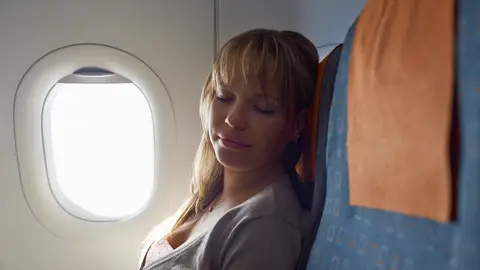 Chica durmiendo en el avión Chica durmiendo en el avión