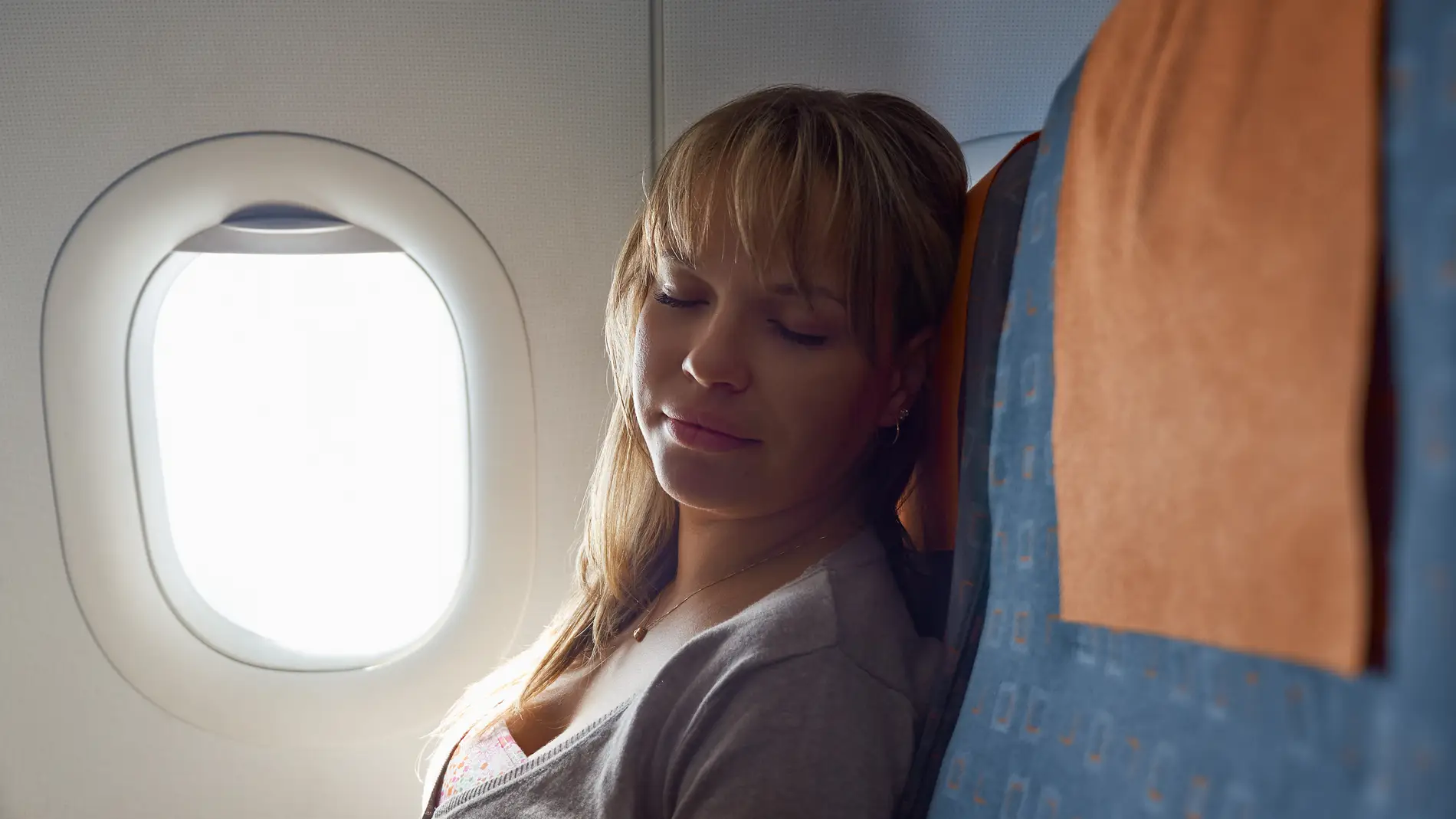 Chica durmiendo en el avión