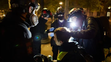 Un manifestante recibe tratamiento médico en la Plaza de la República el 24 de abril de 2022 en París, Francia.