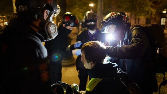 Un manifestante recibe tratamiento médico en la Plaza de la República el 24 de abril de 2022 en París, Francia. Incidentes en Francia