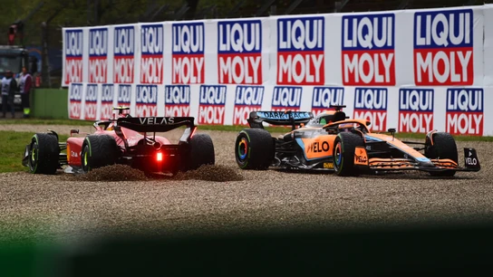 Ricciardo choca contra Sainz en Imola Ricciardo choca contra Sainz en Imola