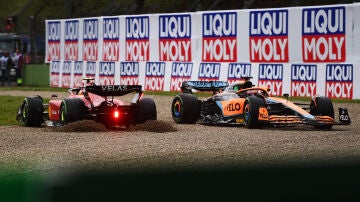 Ricciardo choca contra Sainz en Imola