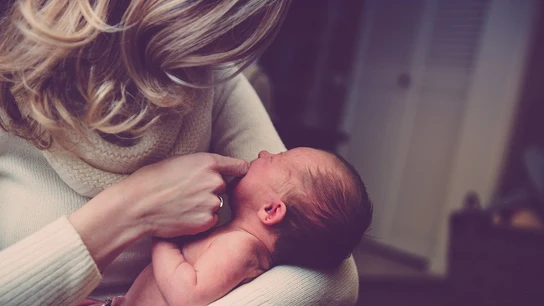 Madre con un bebé Madre con un bebé