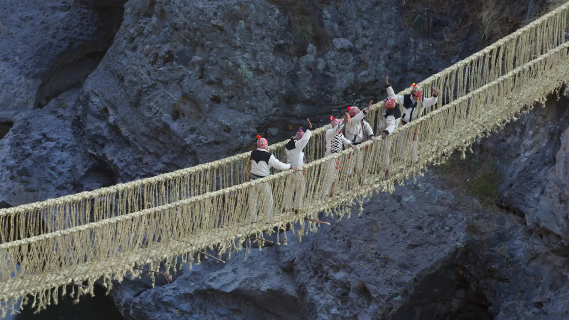 ¿Te atreves a cruzar el último puente inca de Perú?