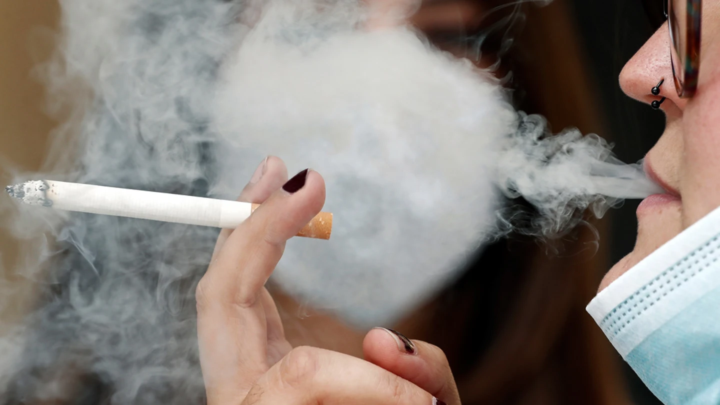 Imagen de una mujer fumando un cigarrillo. Los cigarrillos son el producto más demandado/ EFE/Jesús Diges
