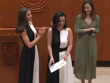 La reina Letizia entrega un premio y una de las galardonadas lleva el mismo vestido de Mango que ella