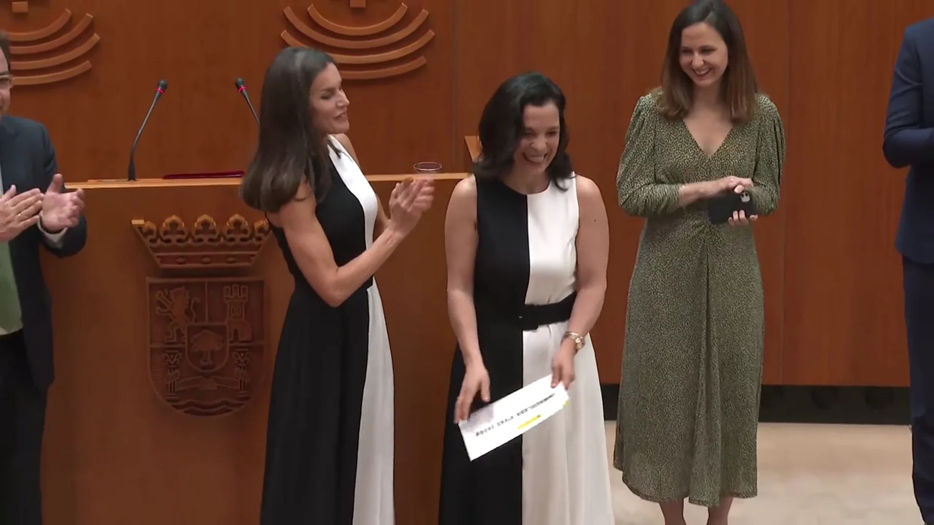 La reina Letizia entrega un premio y una de las galardonadas lleva el mismo  vestido de