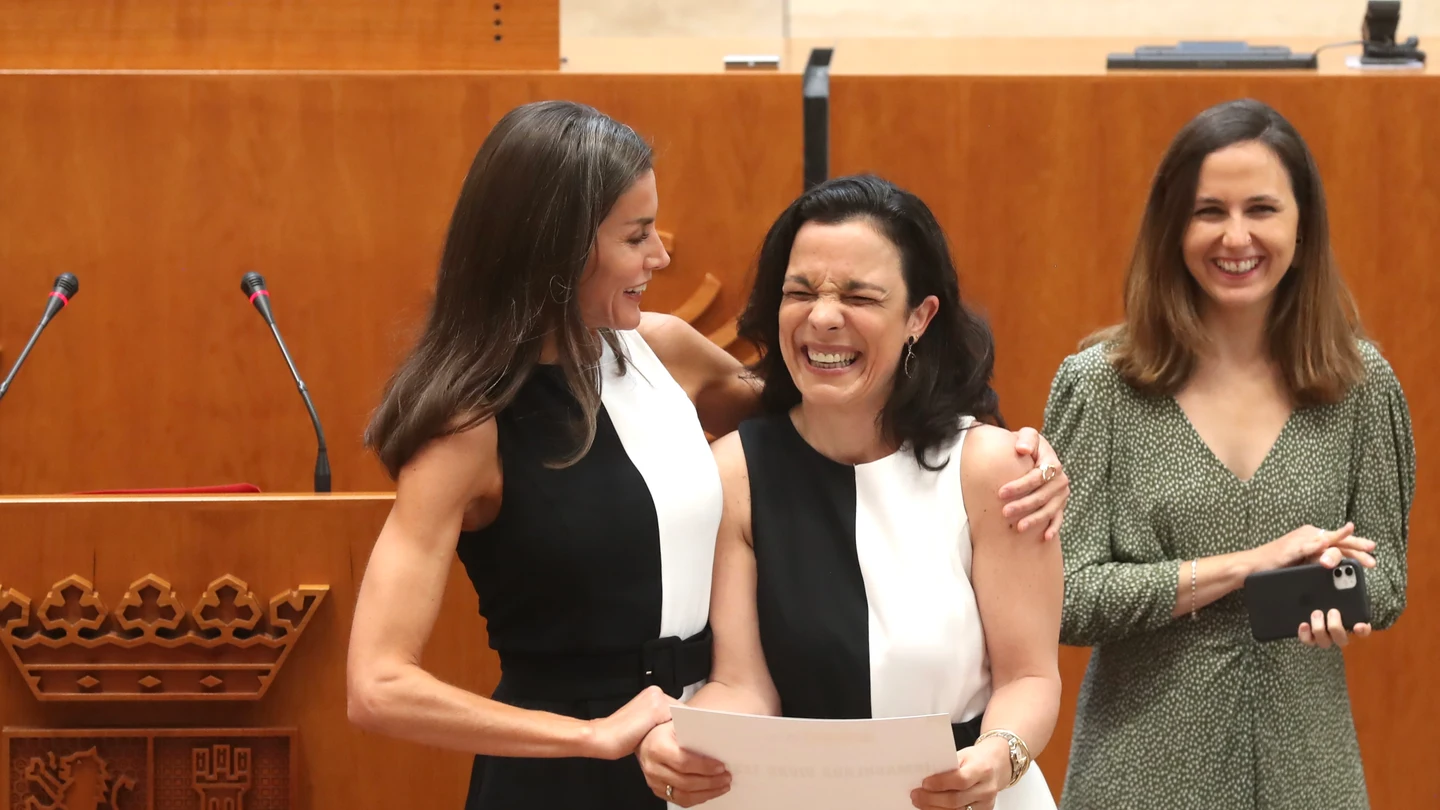Dónde comprar el vestido cinturón blanco y negro de la reina Letizia Dónde comprar el vestido cinturón blanco y negro de la reina Letizia