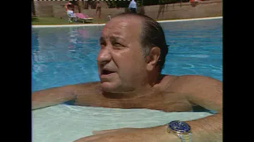 Jesús Gil en la piscina de su casa en una de sus apariciones de televisión