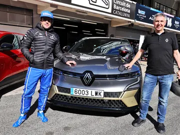 Alonso regresa al pasado con el nuevo Mégane E-Tech Electric Alonso regresa al pasado con el nuevo Mégane E-Tech Electric
