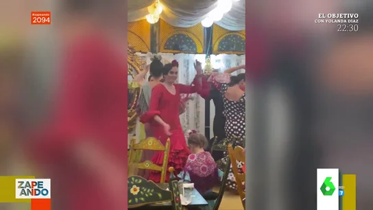 Boticaria García lo vuelve a hacer: este es su surrealista baile vestida de sevillana en la Feria de Abril Boticaria García lo vuelve a hacer: este es su surrealista baile vestida de sevillana en la Feria de Abril