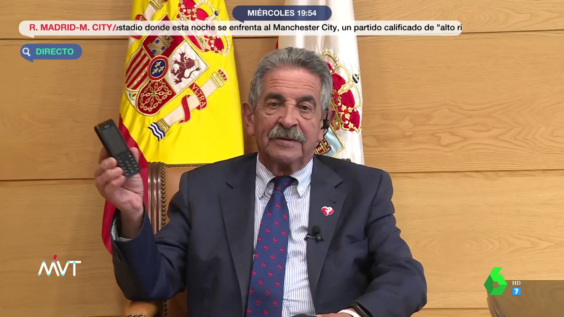 Miguel Ángel Revilla muestra su móvil 'inhackeable' en directo: "No tengo WhatsApp ni Internet ni nada"