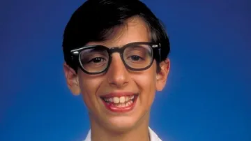 Sí, es Josh Saviano y no, no es Marilyn Manson