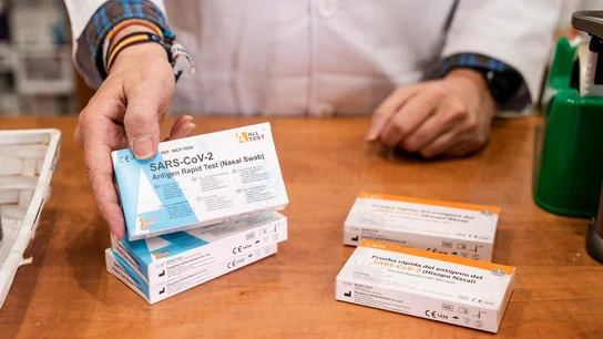 Se dispara la venta de test de antígenos tras la Semana Santa: "Hay una demanda casi como la de Navidades" Se dispara la venta de test de antígenos tras la Semana Santa: "Hay una demanda casi como la de Navidades"