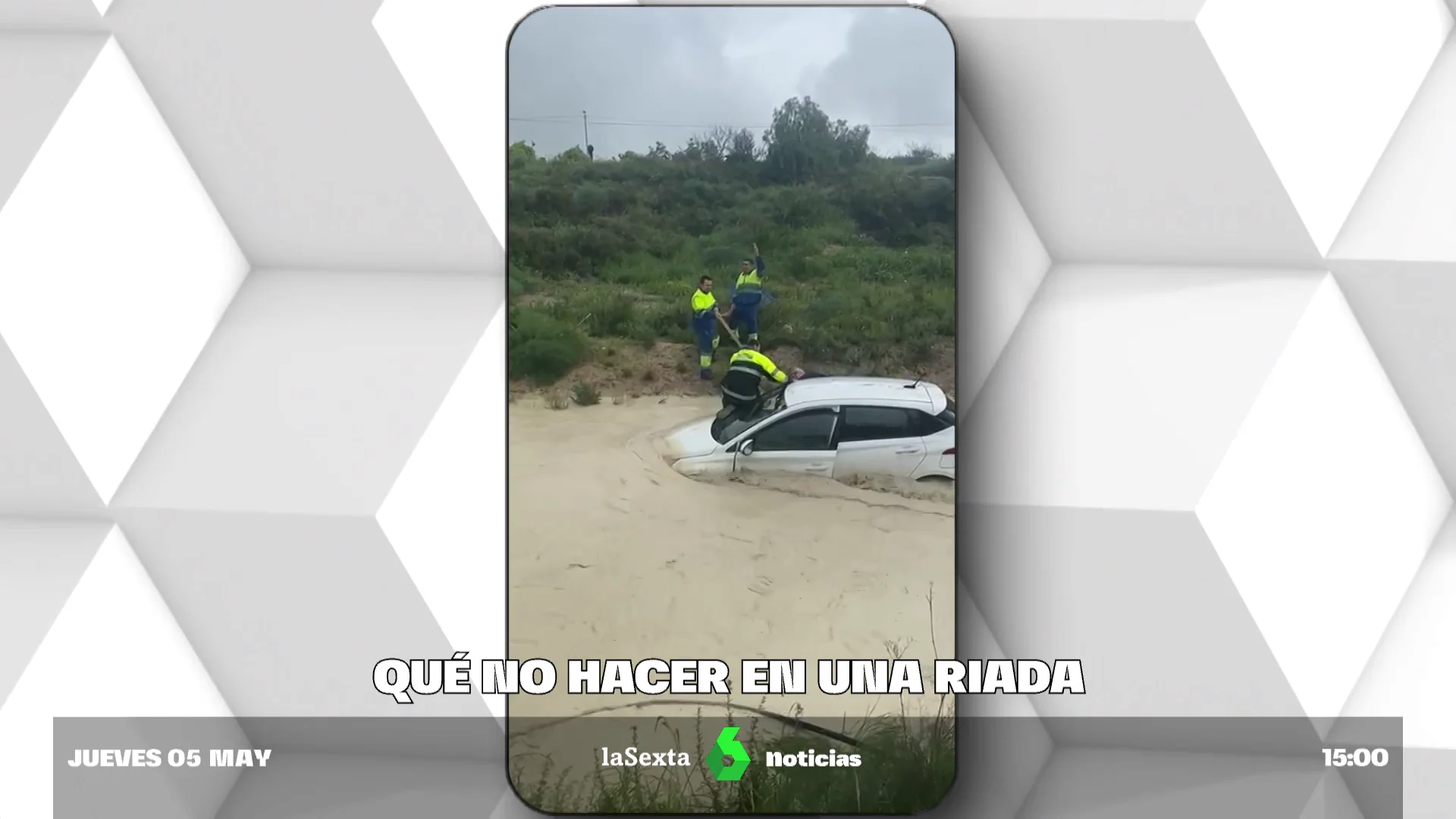 Qué se debe hacer al quedarse atrapado en el coche en una riada