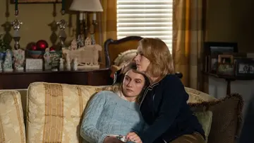 Olivia DeJones como Caitlin y Rosemarie DeWitt como Candance son sobrina y tía en 'The Staircase'
