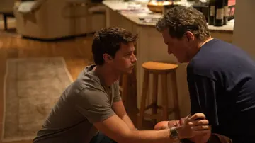 Todd Peterson junto a su padre en shock tras volver a casa y descubrir que su madrastra ha muerto