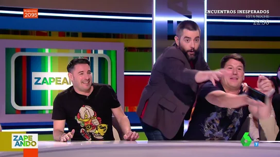 Este es el motivo por el que Dani Mateo salta de la silla e intenta quitarle el móvil a Andy y Lucas: "Esto no es necesario" Este es el motivo por el que Dani Mateo salta de la silla e intenta quitarle el móvil a Andy y Lucas: "Esto no es necesario"