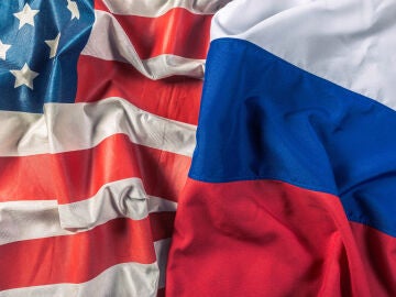 Banderas de Estados Unidos y Rusia