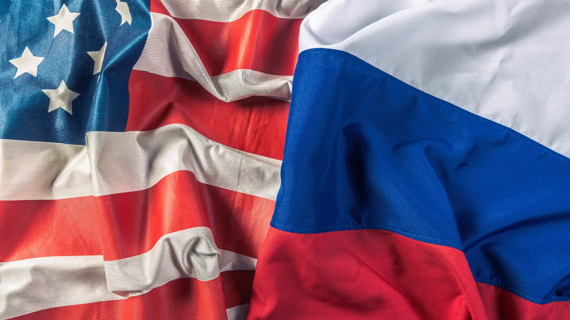 Banderas de Estados Unidos y Rusia