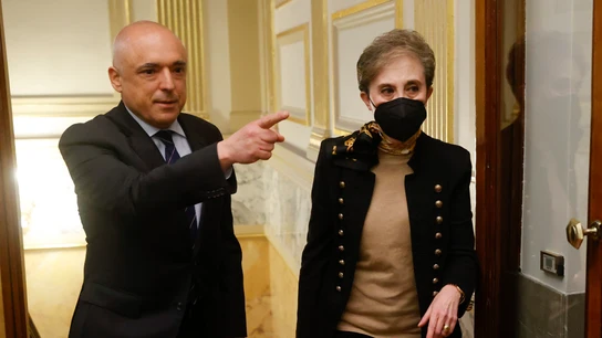 La directora del Centro Nacional de Inteligencia (CNI), Paz Esteban, llega acompañada del secretario de Estado de Relaciones con las Cortes, Rafael Simancas, para comparecer ante la comisión de control de los créditos destinados a gastos reservados, este jueves, en el Congreso de los Diputados, La directora del Centro Nacional de Inteligencia (CNI), Paz Esteban, llega acompañada del secretario de Estado de Relaciones con las Cortes, Rafael Simancas, para comparecer ante la comisión de control de los créditos destinados a gastos reservados, este jueves, en el Congreso de los Diputados,