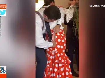 La desesperación viral de un hombre al intentar subir la cremallera del vestido de flamenca a una mujer a la altura del culo