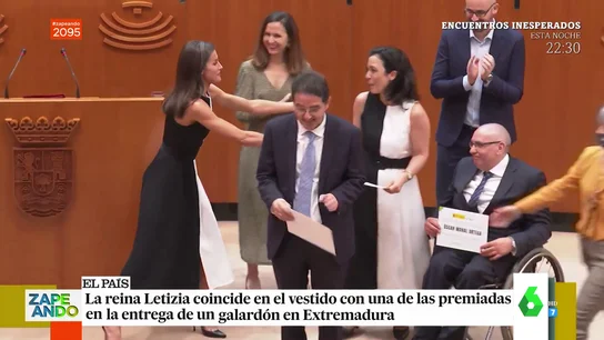 Así reaccionó la reina Letizia al ver cómo la premiada Inmaculada Rivas iba vestida igual que ella Así reaccionó la reina Letizia al ver cómo la premiada Inmaculada Rivas iba vestida igual que ella