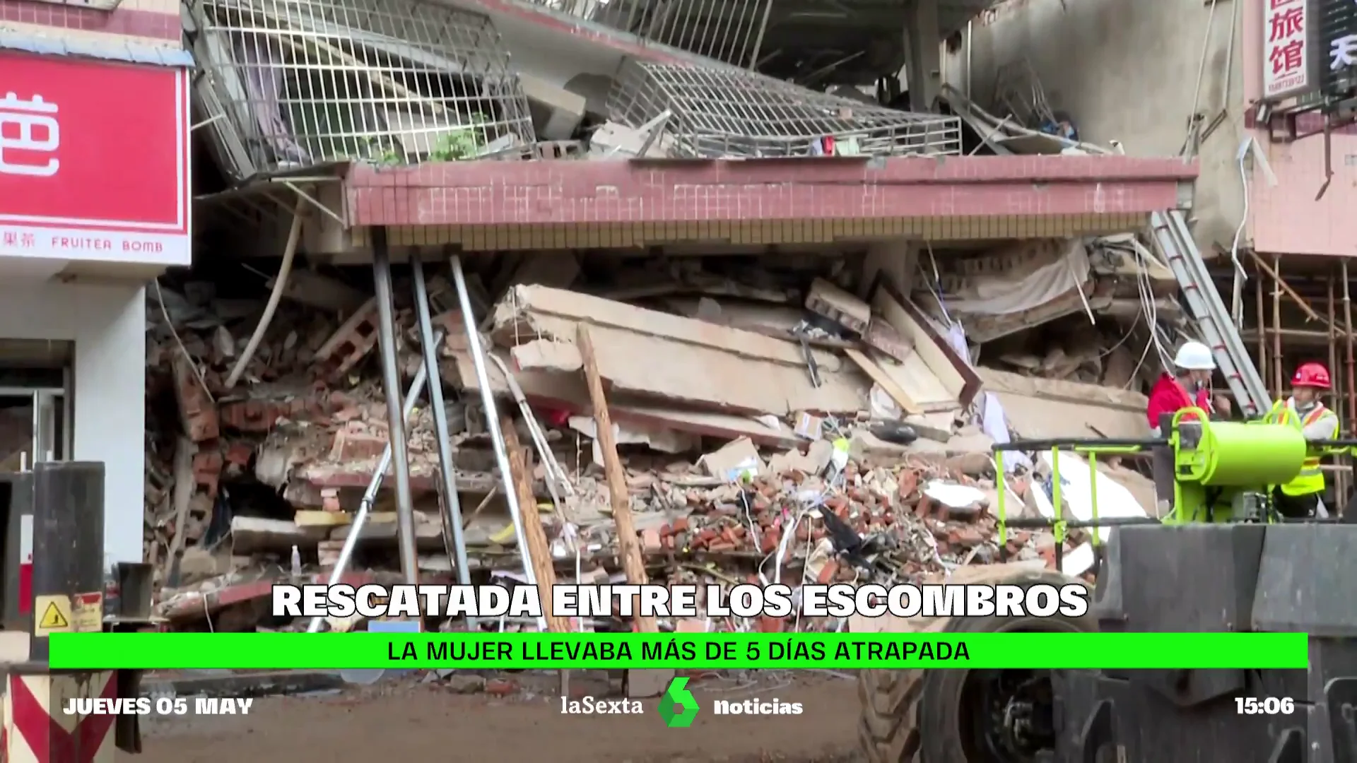 Rescatada una mujer tras permanecer seis días enterrada bajo los escombros de un edificio que se vino abajo