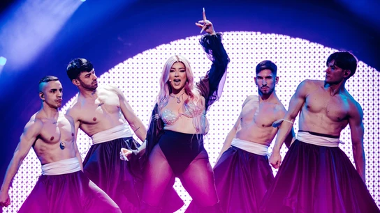 Ronela Hajati, representante de Albania e Eurovisión 2022, se revuelve tras las críticas: "Apagad la tele cuando salga esta mierda de actuación" Ronela Hajati, representante de Albania e Eurovisión 2022, se revuelve tras las críticas: "Apagad la tele cuando salga esta mierda de actuación"