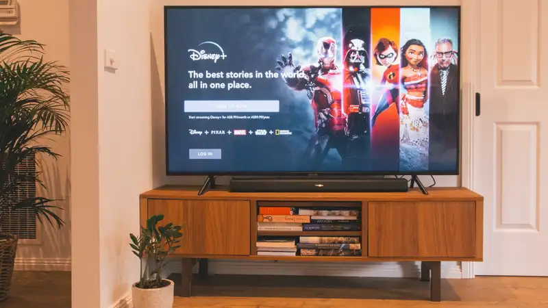 Imafen de un televisor con la aplicación de Disney Plus instalada.