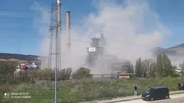 La nube de polvo que ha generado la explosión de las dos torres en  La Robla